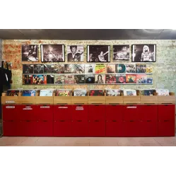 ВинилСПб. Старт продаж сувенирной продукции